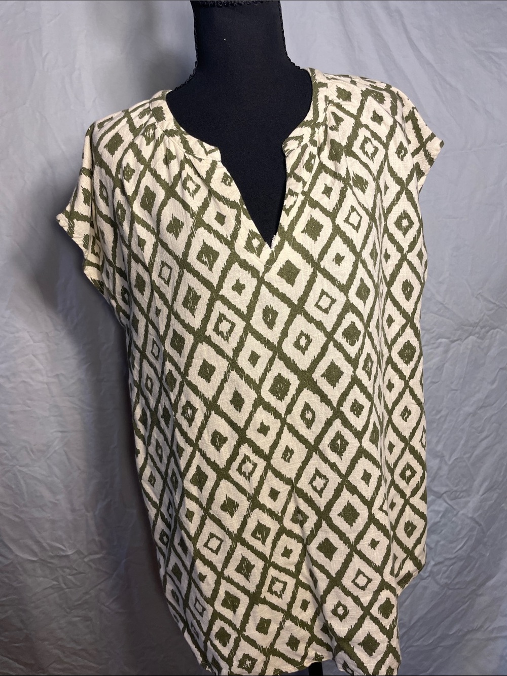 Olive & Cream Diamond-Print Split-Neck Tunic Top imperfect